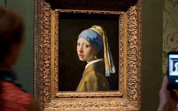 Bức chân dung “Cô gái đeo khuyên tai ngọc trai” của Johannes Vermeer, nổi tiếng với ánh sáng và kỹ thuật bậc thầy.